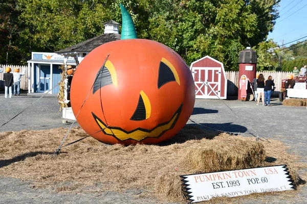 EAST HAMPTON CT - 3 Ekim 2022 'de görüldüğü gibi, Doğu Hampton, Connecticut' taki The Village.