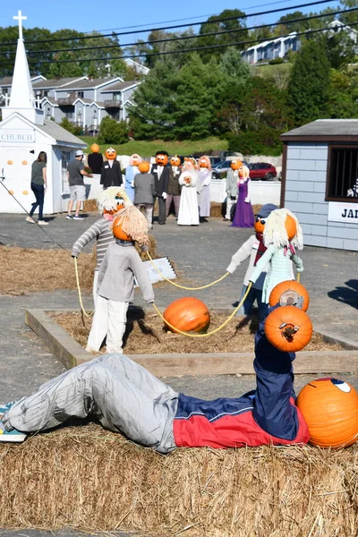 EAST HAMPTON CT - 3 Ekim 2022 'de görüldüğü gibi, Doğu Hampton, Connecticut' taki The Village.