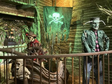 NEW YORK, New York - 3 Haziran 2022 'de görüldüğü üzere, Manhattan, New York' taki Chelsea Market 'te Cadılar Bayramı Dekorasyonu.