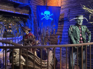 NEW YORK, New York - 3 Haziran 2022 'de görüldüğü üzere, Manhattan, New York' taki Chelsea Market 'te Cadılar Bayramı Dekorasyonu.