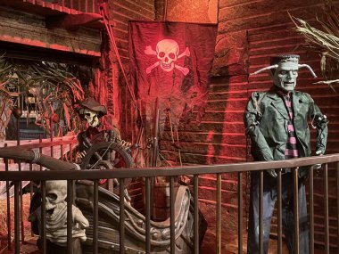 NEW YORK, New York - 3 Haziran 2022 'de görüldüğü üzere, Manhattan, New York' taki Chelsea Market 'te Cadılar Bayramı Dekorasyonu.