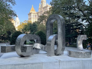 NEW YORK NY - 16 Ekim 2021 'de New York City City City' deki City Hall Park 'ta Melvin Edwards' ın daha parlak heykel sergisi.