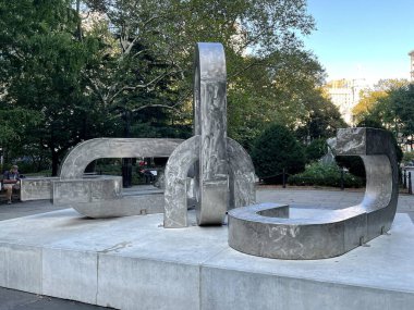 NEW YORK NY - 16 Ekim 2021 'de New York City City City' deki City Hall Park 'ta Melvin Edwards' ın daha parlak heykel sergisi.
