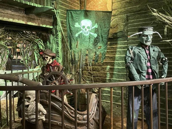 NEW YORK, New York - 3 Haziran 2022 'de görüldüğü üzere, Manhattan, New York' taki Chelsea Market 'te Cadılar Bayramı Dekorasyonu.