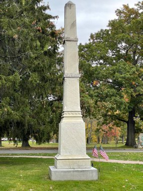 LITCHFIELD CT - 23 Ekim 2021 'de Litchfield, Connecticut' taki Litchfield Town Green 'deki savaş anıtları.