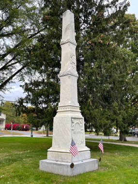 LITCHFIELD CT - 23 Ekim 2021 'de Litchfield, Connecticut' taki Litchfield Town Green 'deki savaş anıtları.