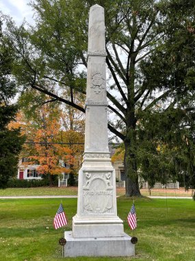 LITCHFIELD CT - 23 Ekim 2021 'de Litchfield, Connecticut' taki Litchfield Town Green 'deki savaş anıtları.