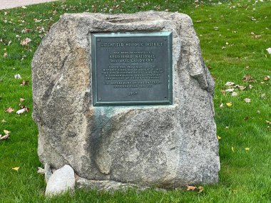 LITCHFIELD CT - 23 Ekim 2021 'de Litchfield, Connecticut' taki Litchfield Town Green 'deki savaş anıtları.