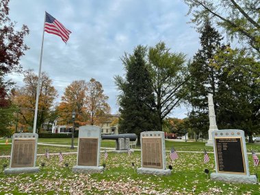 LITCHFIELD CT - 23 Ekim 2021 'de Litchfield, Connecticut' taki Litchfield Town Green 'deki savaş anıtları.