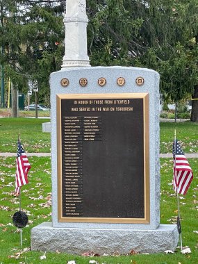 LITCHFIELD CT - 23 Ekim 2021 'de Litchfield, Connecticut' taki Litchfield Town Green 'deki savaş anıtları.