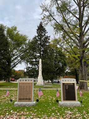 LITCHFIELD CT - 23 Ekim 2021 'de Litchfield, Connecticut' taki Litchfield Town Green 'deki savaş anıtları.