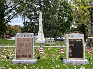 LITCHFIELD CT - 23 Ekim 2021 'de Litchfield, Connecticut' taki Litchfield Town Green 'deki savaş anıtları.