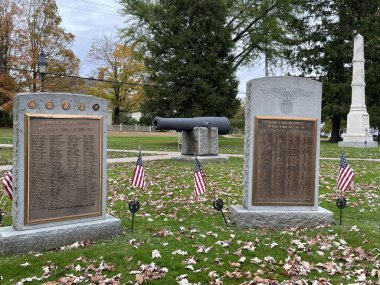 LITCHFIELD CT - 23 Ekim 2021 'de Litchfield, Connecticut' taki Litchfield Town Green 'deki savaş anıtları.