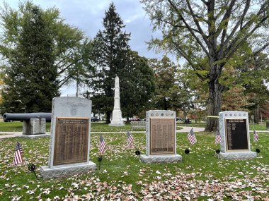 LITCHFIELD CT - 23 Ekim 2021 'de Litchfield, Connecticut' taki Litchfield Town Green 'deki savaş anıtları.