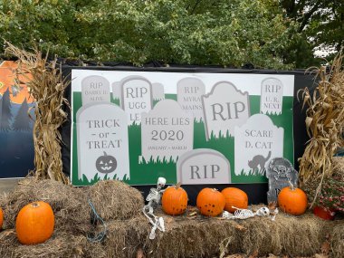 NORWALK, CT - OCT 24: Stew Leonards 24: 24 Ekim 2019 'da görüldüğü üzere Norwalk, Connecticut' ta Stew Leonards & Halloween Drive.