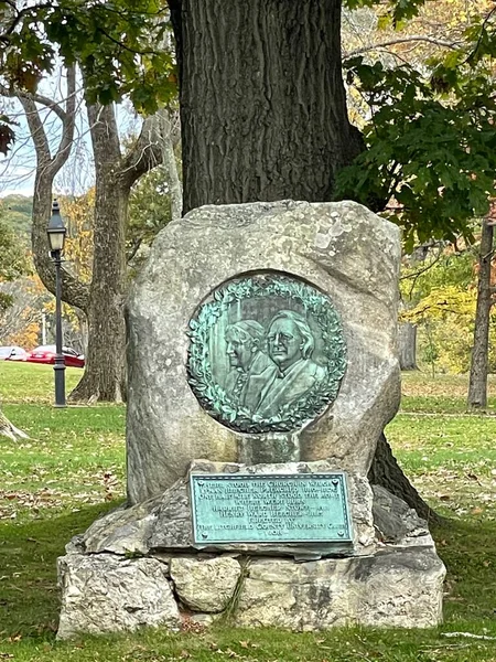 LITCHFIELD CT - 23 Ekim 2021 'de Litchfield, Connecticut' taki Litchfield Town Green 'deki savaş anıtları.