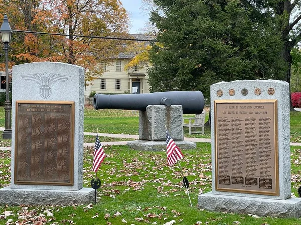 LITCHFIELD CT - 23 Ekim 2021 'de Litchfield, Connecticut' taki Litchfield Town Green 'deki savaş anıtları.