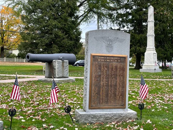 LITCHFIELD CT - 23 Ekim 2021 'de Litchfield, Connecticut' taki Litchfield Town Green 'deki savaş anıtları.