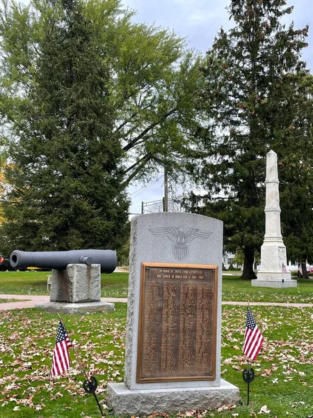 LITCHFIELD CT - 23 Ekim 2021 'de Litchfield, Connecticut' taki Litchfield Town Green 'deki savaş anıtları.