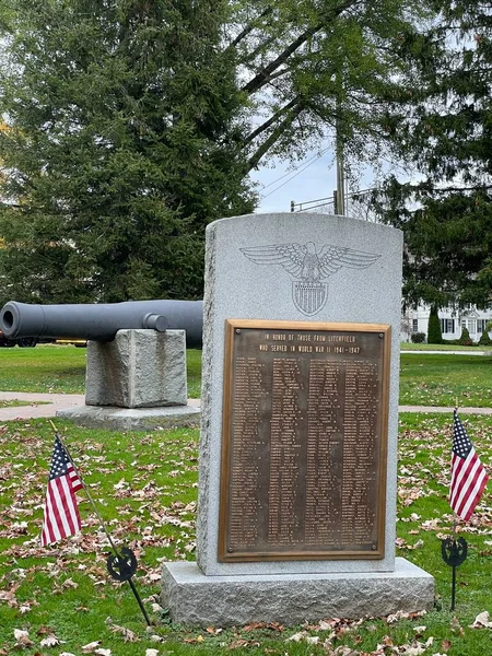 LITCHFIELD CT - 23 Ekim 2021 'de Litchfield, Connecticut' taki Litchfield Town Green 'deki savaş anıtları.