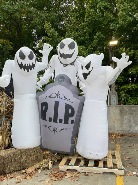 NORWALK, CT - OCT 24: Stew Leonards 24: 24 Ekim 2019 'da görüldüğü üzere Norwalk, Connecticut' ta Stew Leonards & Halloween Drive.