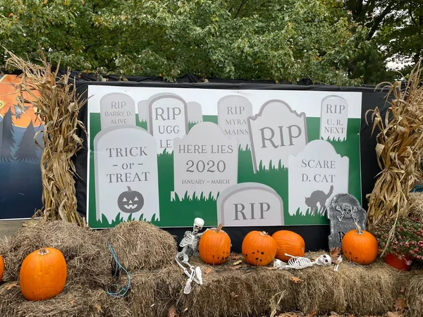 NORWALK, CT - OCT 24: Stew Leonards 24: 24 Ekim 2019 'da görüldüğü üzere Norwalk, Connecticut' ta Stew Leonards & Halloween Drive.