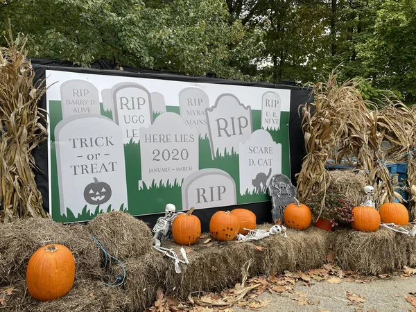 NORWALK, CT - OCT 24: Stew Leonards 24: 24 Ekim 2019 'da görüldüğü üzere Norwalk, Connecticut' ta Stew Leonards & Halloween Drive.