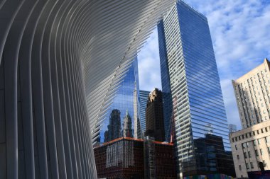 New York, New York - 14 Kasım 2020 'de görülen Westfield Dünya Ticaret Merkezi Ulaşım Merkezi' nin Oculus 'u. Alışveriş merkezi 16 Ağustos 2016 'da açıldı..