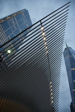 New York, New York - 14 Kasım 2020 'de görülen Westfield Dünya Ticaret Merkezi Ulaşım Merkezi' nin Oculus 'u. Alışveriş merkezi 16 Ağustos 2016 'da açıldı..