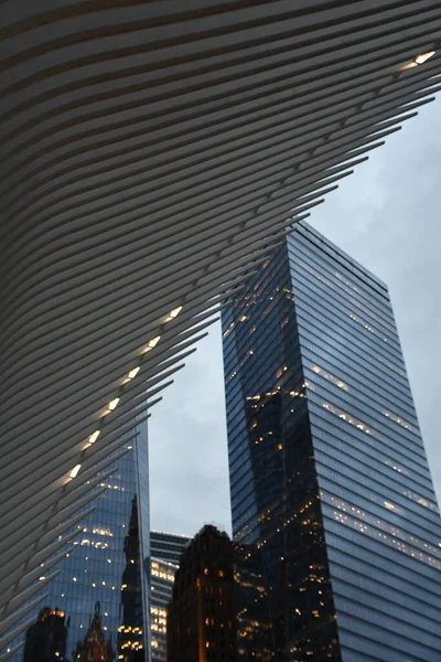 11月14日 纽约威斯特菲尔德世界贸易中心运输枢纽的奥古卢斯 见于2020年11月14日 该购物中心于2016年8月16日开幕 — 图库照片