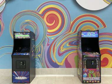 Doğu Rutherford NJ - 12 Mart 2022 'de Doğu Rutherford, New Jersey' deki Meadowlands Spor Kompleksi 'ndeki büyük bir perakende ve eğlence merkezi olan American Dream' deki atari oyunları,.