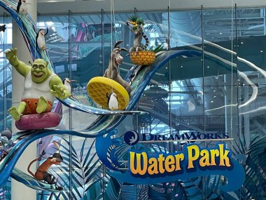 12 Mart 2022 'de East Rutherford, New Jersey' deki Meadowlands Spor Kompleksi 'nde büyük bir perakende ve eğlence merkezi olan American Dreamworks Su Parkı' nda görüldü..