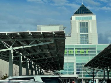 JERSEY CITY, NEW JERSEY - 26 MAR: Liberty Science Center and Omni Theater in Liberty Park in Jersey City, New Jersey, 26 Mart 2022 'de görüldüğü gibi.