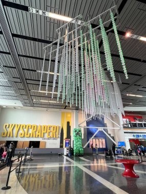 JERSEY CITY, NEW JERSEY - 26 MAR: Liberty Science Center and Omni Theater in Liberty Park in Jersey City, New Jersey, 26 Mart 2022 'de görüldüğü gibi.