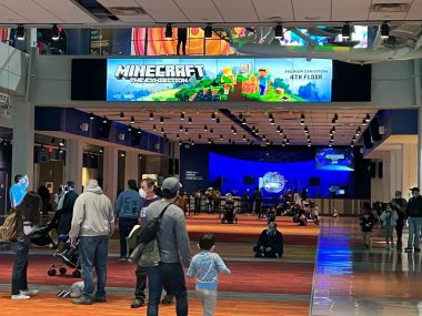 JERSEY CITY, NEW JERSEY - 26 MAR: Liberty Science Center and Omni Theater in Liberty Park in Jersey City, New Jersey, 26 Mart 2022 'de görüldüğü gibi.