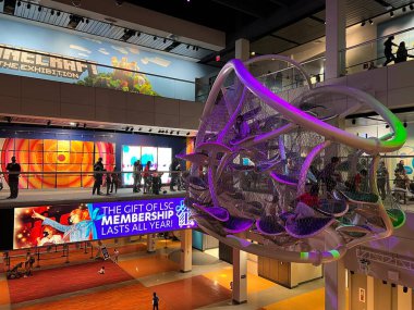 JERSEY CITY, NEW JERSEY - 26 MAR: Liberty Science Center and Omni Theater in Liberty Park in Jersey City, New Jersey, 26 Mart 2022 'de görüldüğü gibi.