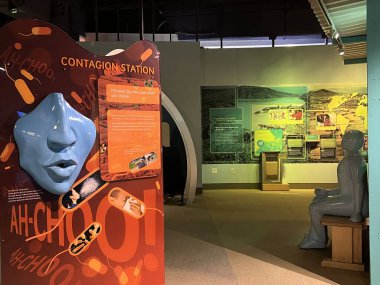 JERSEY CITY, NEW JERSEY - 26 MAR: Liberty Science Center and Omni Theater in Liberty Park in Jersey City, New Jersey, 26 Mart 2022 'de görüldüğü gibi.