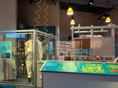 JERSEY CITY, NEW JERSEY - 26 MAR: Liberty Science Center and Omni Theater in Liberty Park in Jersey City, New Jersey, 26 Mart 2022 'de görüldüğü gibi.