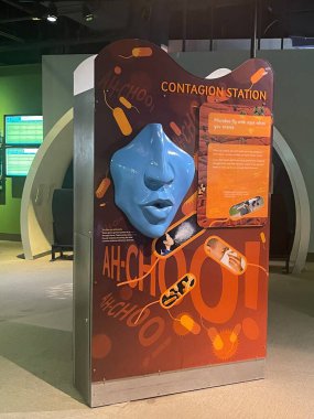 JERSEY CITY, NEW JERSEY - 26 MAR: Liberty Science Center and Omni Theater in Liberty Park in Jersey City, New Jersey, 26 Mart 2022 'de görüldüğü gibi.