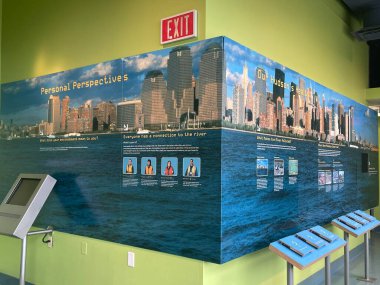 JERSEY CITY, NEW JERSEY - 26 MAR: Liberty Science Center and Omni Theater in Liberty Park in Jersey City, New Jersey, 26 Mart 2022 'de görüldüğü gibi.