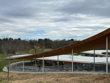 23 Nisan 2022 'de görüldüğü üzere New Canaan, Connecticut' taki Grace Farms. Çiftlik, doğa, sanat, adalet, toplum ve inanç alanlarındaki girişimleri destekler..