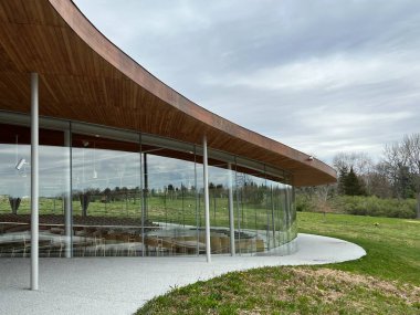 23 Nisan 2022 'de görüldüğü üzere New Canaan, Connecticut' taki Grace Farms. Çiftlik, doğa, sanat, adalet, toplum ve inanç alanlarındaki girişimleri destekler..