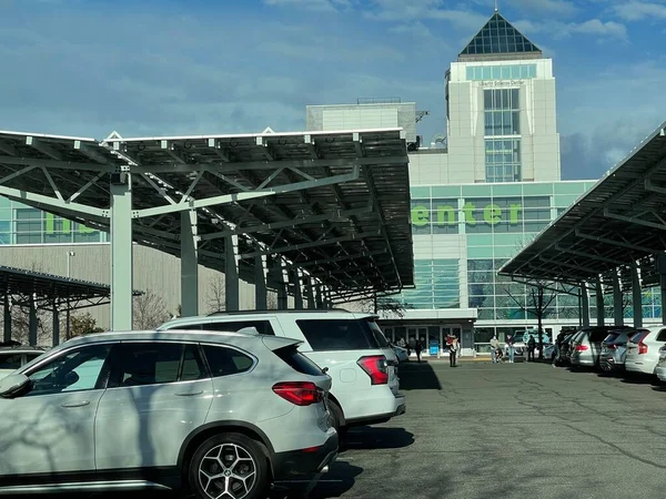 JERSEY CITY, NEW JERSEY - 26 MAR: Liberty Science Center and Omni Theater in Liberty Park in Jersey City, New Jersey, 26 Mart 2022 'de görüldüğü gibi.