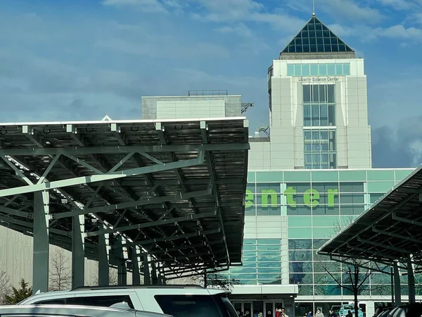 JERSEY CITY, NEW JERSEY - 26 MAR: Liberty Science Center and Omni Theater in Liberty Park in Jersey City, New Jersey, 26 Mart 2022 'de görüldüğü gibi.