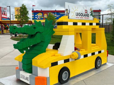 14 Mayıs 2022 'de Goshen, New York' taki Legoland 'da Brick Caddesi' nde görüldü..