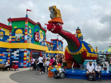 14 Mayıs 2022 'de Goshen, New York' taki Legoland 'da Brick Caddesi' nde görüldü..