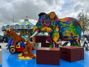 14 Mayıs 2022 'de Goshen, New York' taki Legoland 'da Brick Caddesi' nde görüldü..