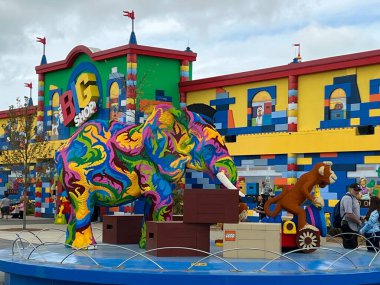 14 Mayıs 2022 'de Goshen, New York' taki Legoland 'da Brick Caddesi' nde görüldü..