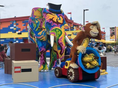 14 Mayıs 2022 'de Goshen, New York' taki Legoland 'da Brick Caddesi' nde görüldü..