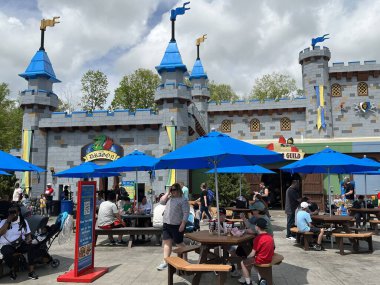 14 Mayıs 2022 'de Goshen, New York' taki Legoland 'daki Lego Kalesi' nde görüldü..